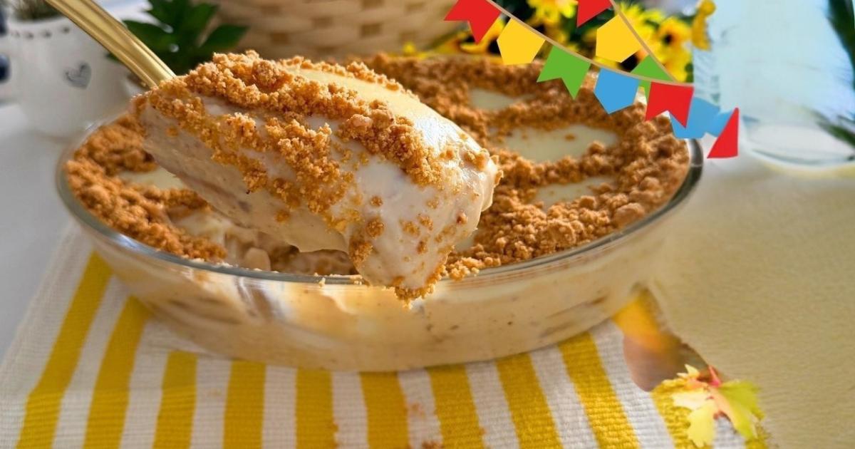 Pavê de paçoquinha cremoso com cobertura de chocolate branco....