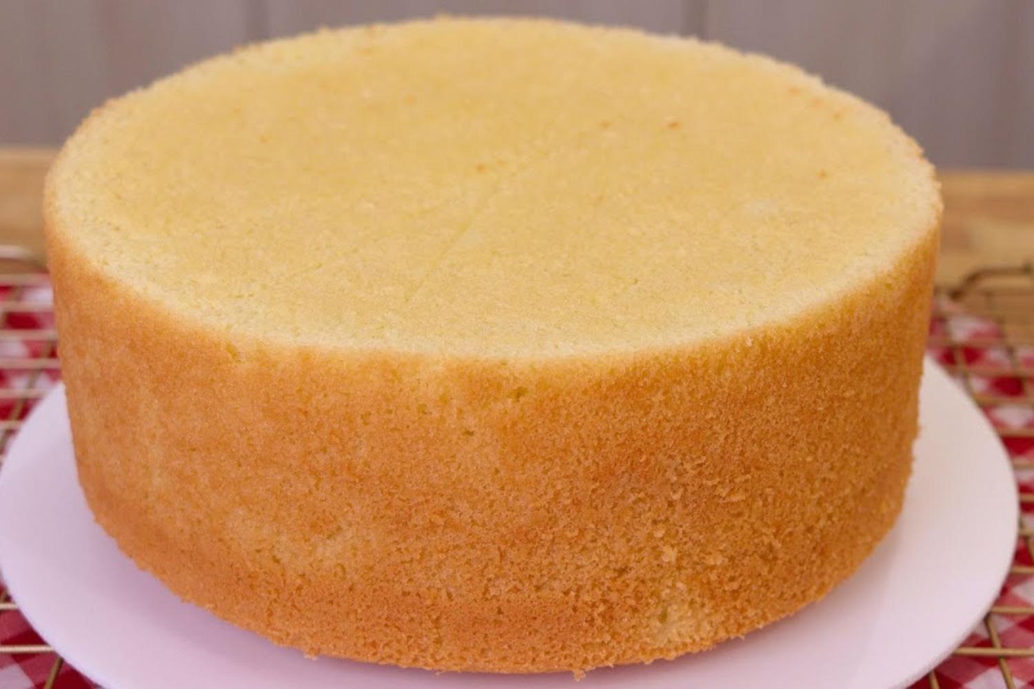 Receita simples de pão de ló com 3 ingredientes, massa leve e sem fermento....