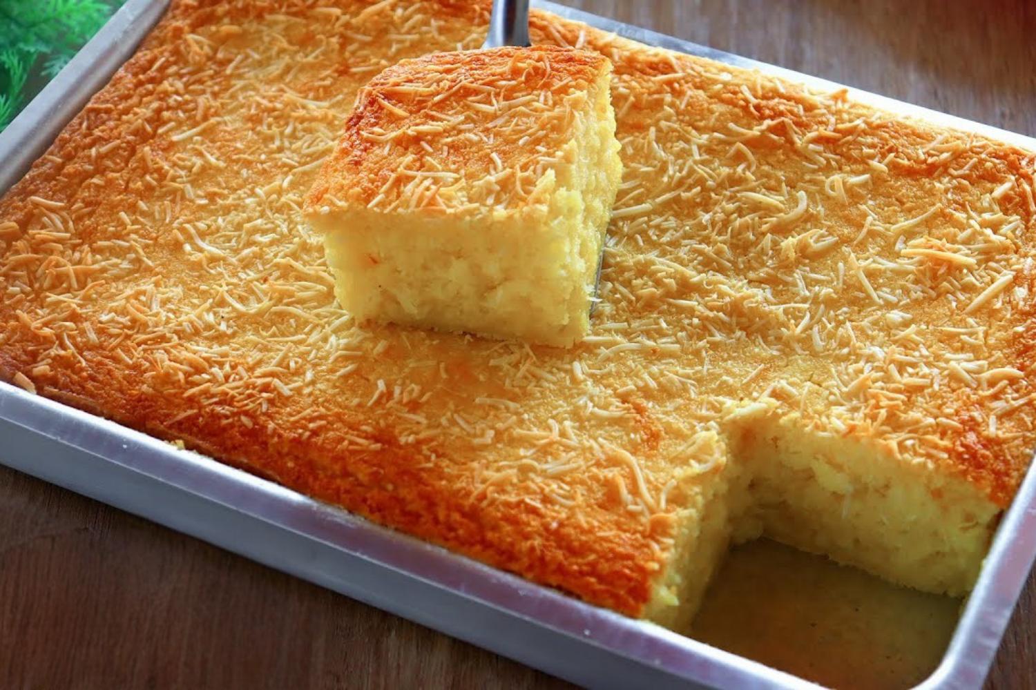 Bolo de mandioca com coco douradinho e cremoso...