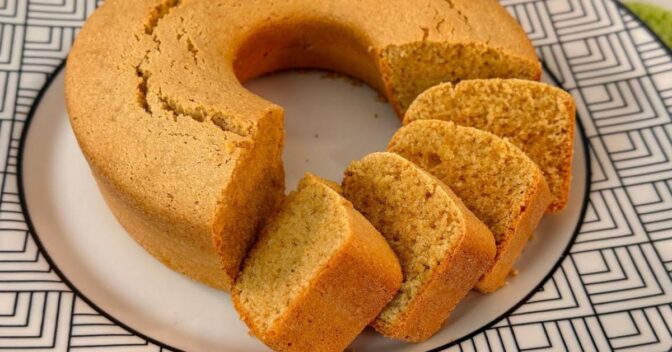 Bolos: Receita de Bolo Sem Farinha e Sem Leite com Apenas 4 Ingredientes