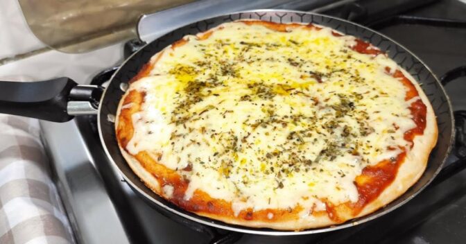 Lanche: Receita rápida de pizza de frigideira crocante e fácil.