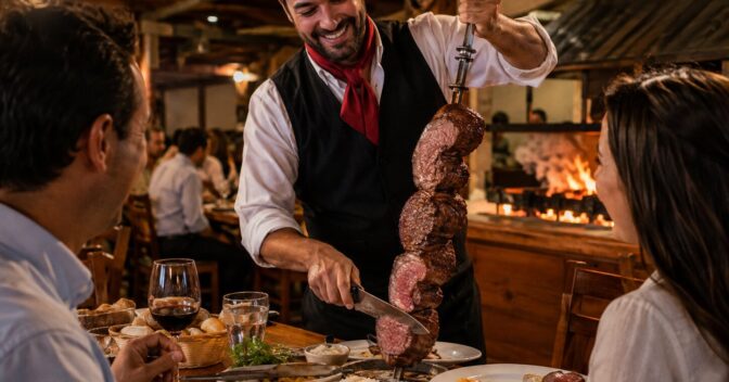 Notícias: A churrascaria gaúcha que mudou a forma de servir carne ao levar o espeto inteiro até a mesa há mais de 70 anos
