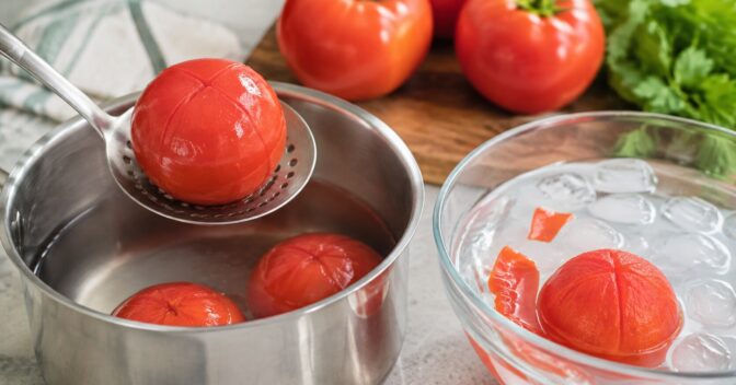 Notícias: O corte em cruz e apenas 10 segundos na água fervente soltam a pele do tomate sem cozinhar toda a polpa