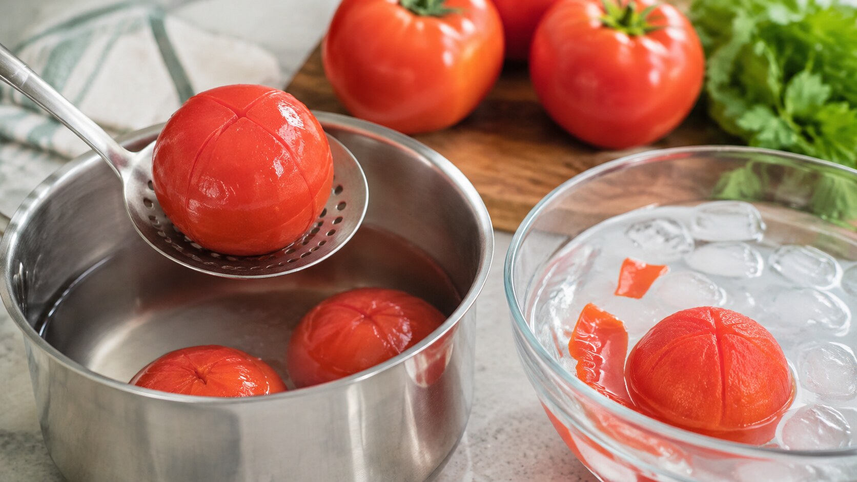 Descascar tomate com uma faca costuma retirar junto uma camada de polpa. Tentar puxar a...