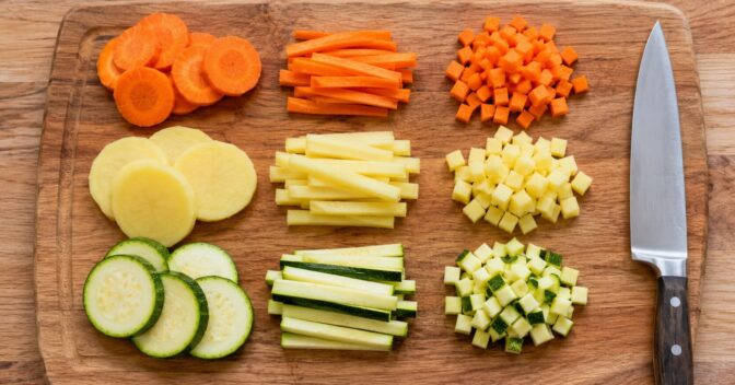 Notícias: Eu cortava cenoura, batata e abobrinha do jeito mais rápido até perceber que o tamanho dos cubos também funciona como um relógio de cozimento