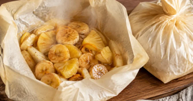 Notícias: “Assar en papillote mantém a fruta úmida”: o pacote fechado transforma banana, pera e abacaxi em sobremesa no próprio suco
