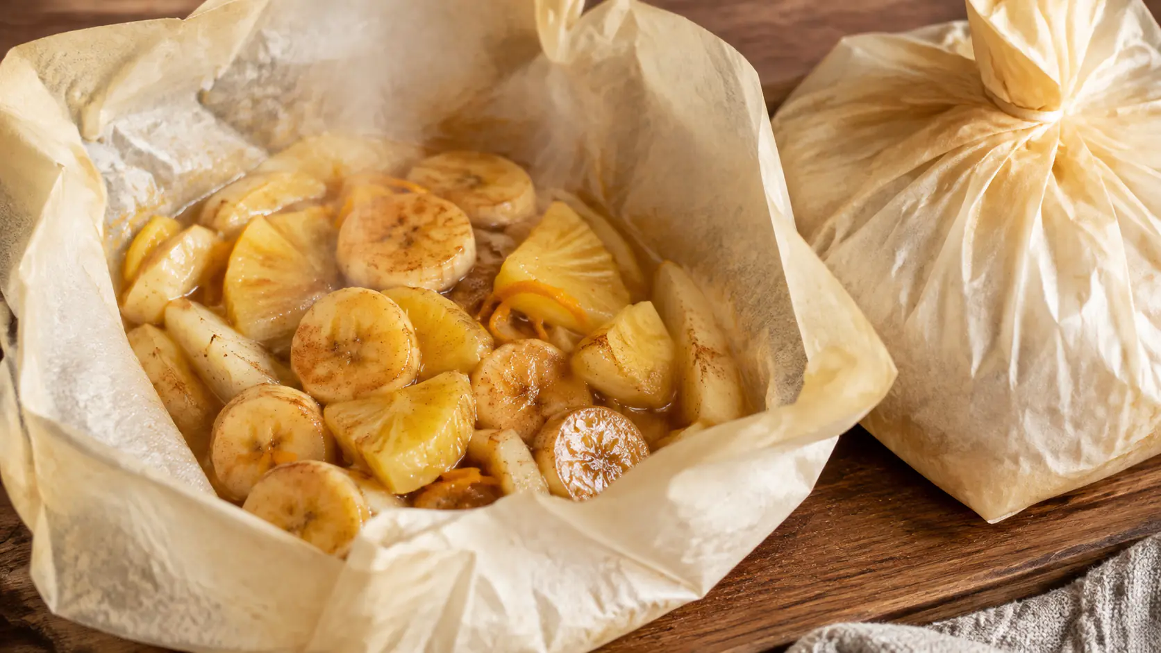 Frutas levadas diretamente ao forno podem perder água, escurecer nas bordas e concentrar rapidamente o...